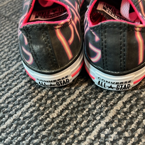 Converse Big Girl Size 1 Chucks with great messsge:  Strong/Pretty - Picture 3 of 6